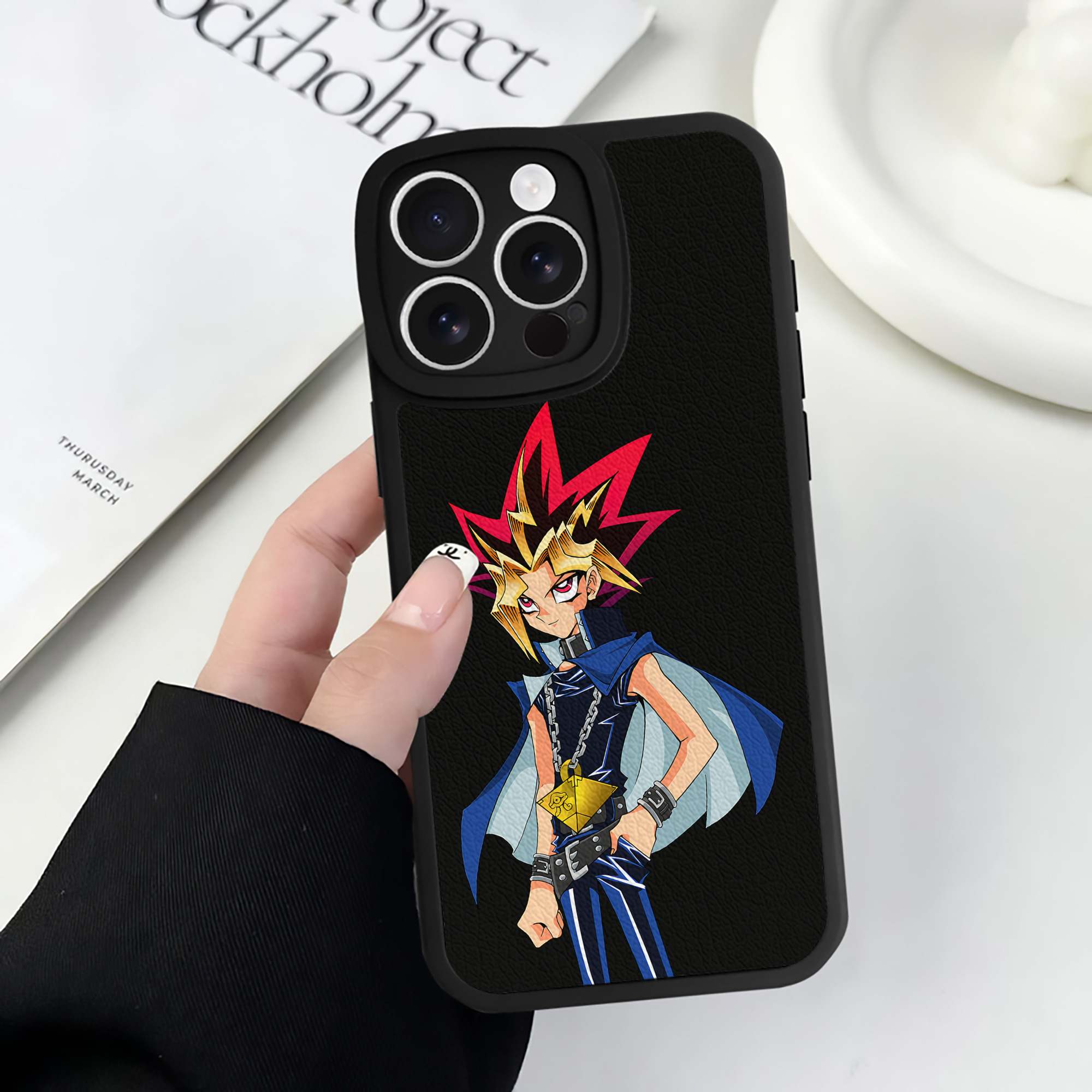 （画像用） 遊☆戯☆王 Yu-Gi-Oh! 【iPhone 16シリーズ対応】シリコンスマホケース（レザー調） 材質：シリコン
